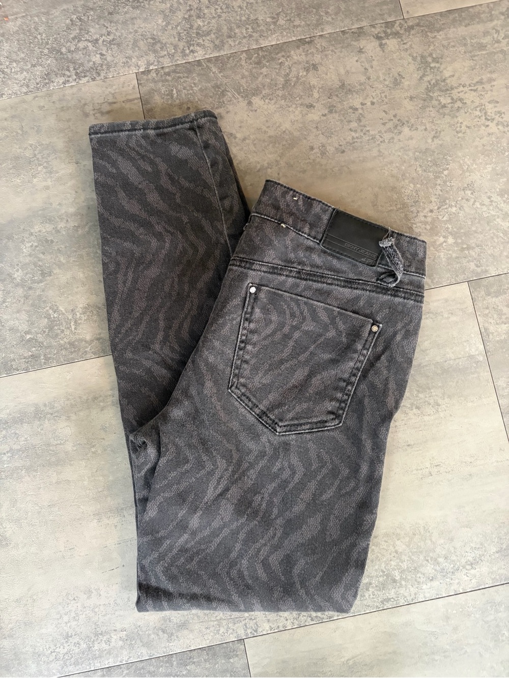 DKNY black/gray zebra print Jeggings in size 6.